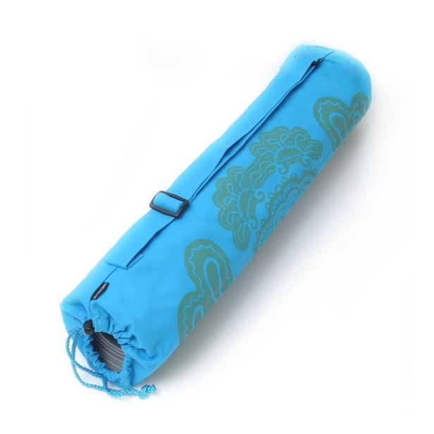 Eine hellblaue Yogamatten-Tasche mit einem grünen Mandala-Muster.