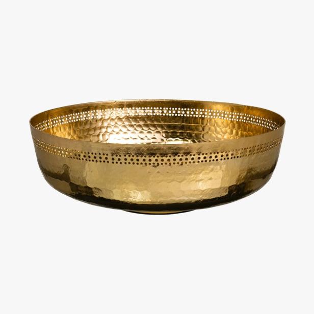 Eine goldene Schale mit gehämmertem Muster und Lochmuster am Rand.