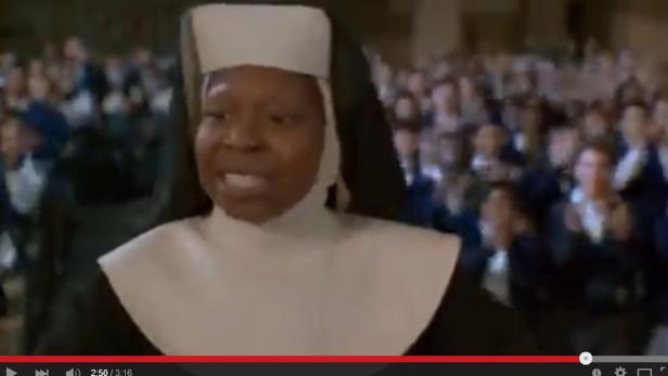 Was fehlt in Whoopi Goldbergs Gesicht?