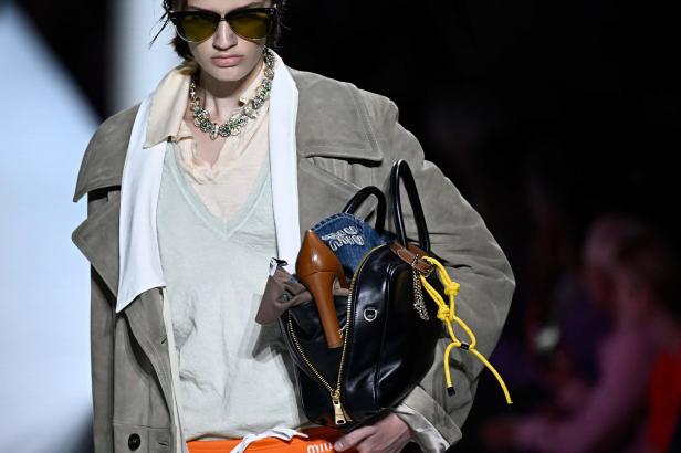 Ein Model präsentiert eine Handtasche von Miu Miu aus der Frühjahrskollektion 2024.