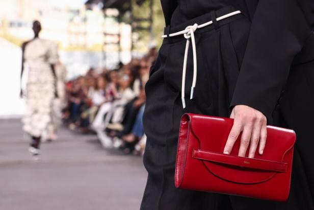 Eine rote Chloé-Handtasche wird auf dem Laufsteg der Frühjahrskollektion 2024 präsentiert.