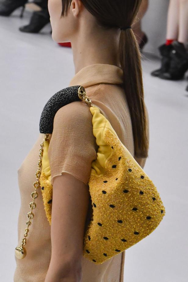 Eine gelbe, mit schwarzen Punkten verzierte Handtasche von Loewe aus der Frühjahrskollektion 2024.