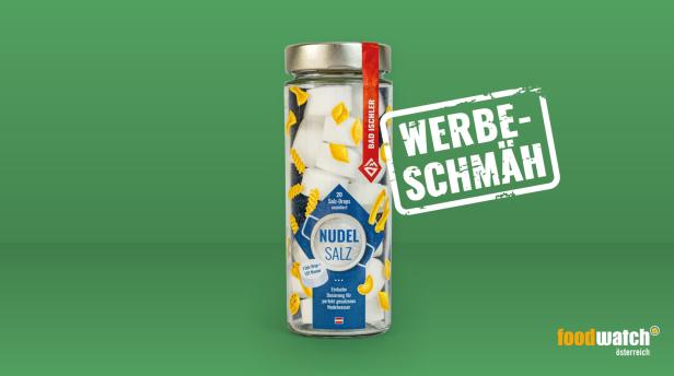 Ein Glas „Bad Ischler Nudel Salz“ mit Nudeln und Salz-Drops auf grünem Hintergrund.