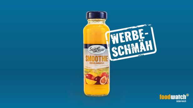 Eine Flasche SanLucar Mango-Maracuja-Smoothie vor blauem Hintergrund mit dem Schriftzug „Werbeschmäh“.