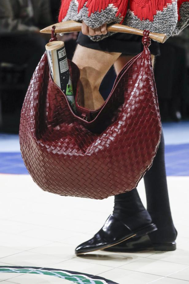 Eine bordeauxrote Bottega Veneta Tasche aus der Frühjahrskollektion 2024.