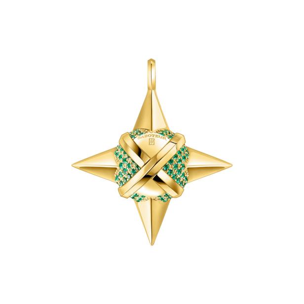 Ein goldener Anhänger in Sternform, verziert mit grünen Edelsteinen.