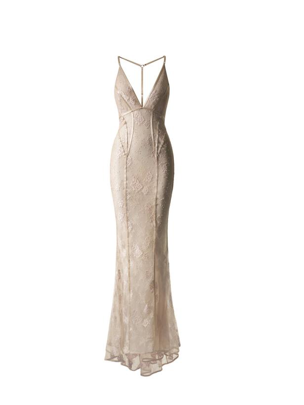 Ein langes, helles Abendkleid mit Spitze und Spaghettiträgern vor einem weißen Hintergrund.