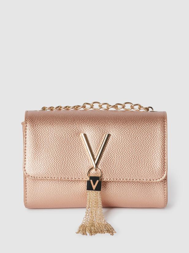 Eine roségoldene Handtasche mit Kettenriemen und einem „V“-förmigen Anhänger.