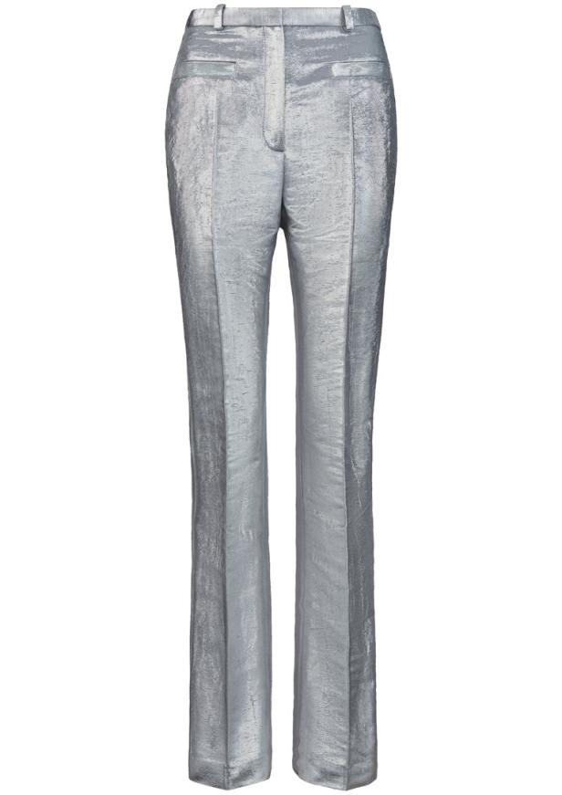 Eine silberfarbene Hose mit geradem Bein und schimmerndem Finish.