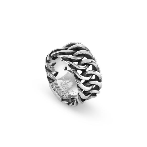 Ein silberner Ring im Ketten-Design liegt auf einem weißen Hintergrund.