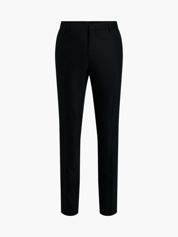 Eine schwarze Stoffhose vor einem weißen Hintergrund.