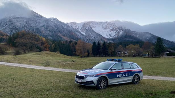 Ohne Plan und Erfahrung: Bergsteiger auf dem Schneeberg in Not