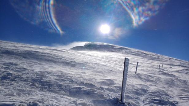 Ohne Plan und Erfahrung: Bergsteiger auf dem Schneeberg in Not