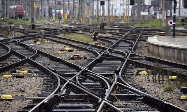 Ein komplexes Netzwerk von Eisenbahngleisen und Weichen auf einem Bahnhofsgelände.