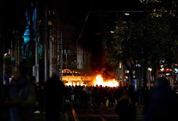 Schwere Ausschreitungen in Dublin nach Messerangriff auf Kinder