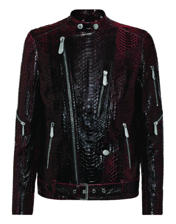 Eine rote Lederjacke im Schlangenleder-Stil mit silbernen Reißverschlüssen und einem Gürtel.