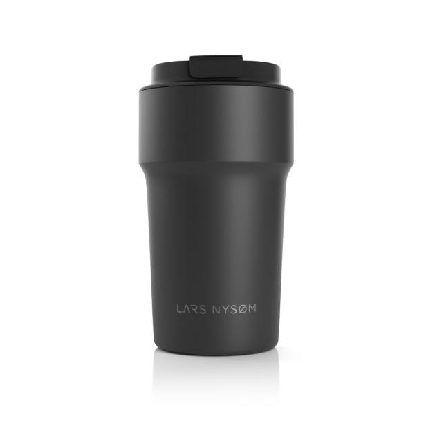 Ein schwarzer Reisebecher mit dem Logo „Lars Nysøm“.