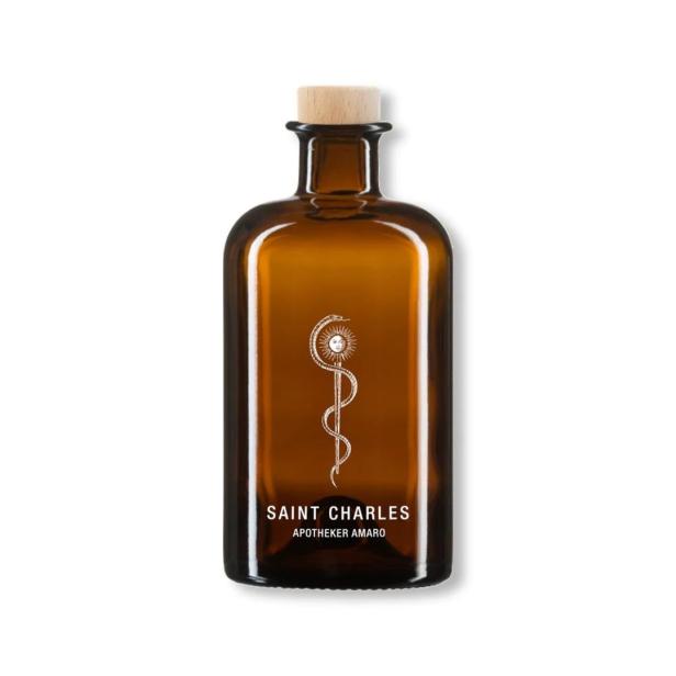 Eine braune Flasche „Saint Charles Apotheker Amaro“ mit einem Holzverschluss.