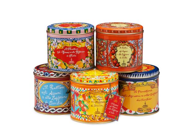 Mehrere dekorative Dolce & Gabbana Panettone-Dosen stehen gestapelt.