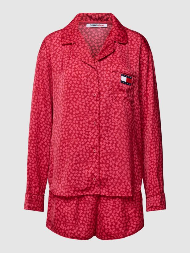 Ein roter Tommy Jeans Pyjama mit Sternenmuster und Logo.