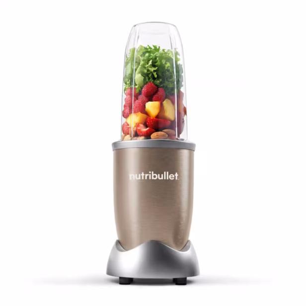 Ein Nutribullet-Mixer gefüllt mit Obst und Gemüse.