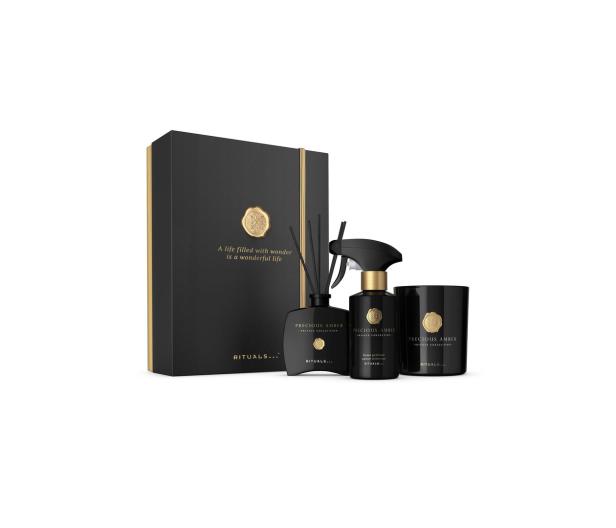 Ein Set der „Precious Amber“-Kollektion von Rituals mit Duftstäbchen, Raumspray und Duftkerze.
