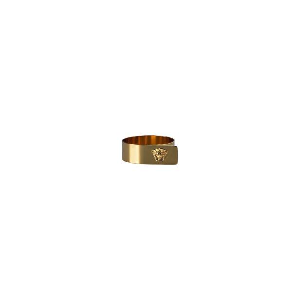 Ein goldener Armreif mit dem Medusa-Logo von Versace.