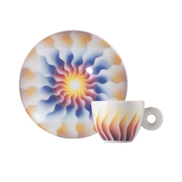 Eine Espressotasse und Untertasse mit einem bunten, abstrakten Design.