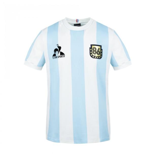 Ein hellblau-weiß gestreiftes Trikot mit dem Logo von Le Coq Sportif und einem „86“-Aufnäher.