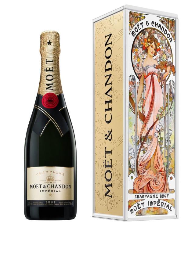 Eine Flasche Moët & Chandon Champagner neben einer verzierten Geschenkverpackung.