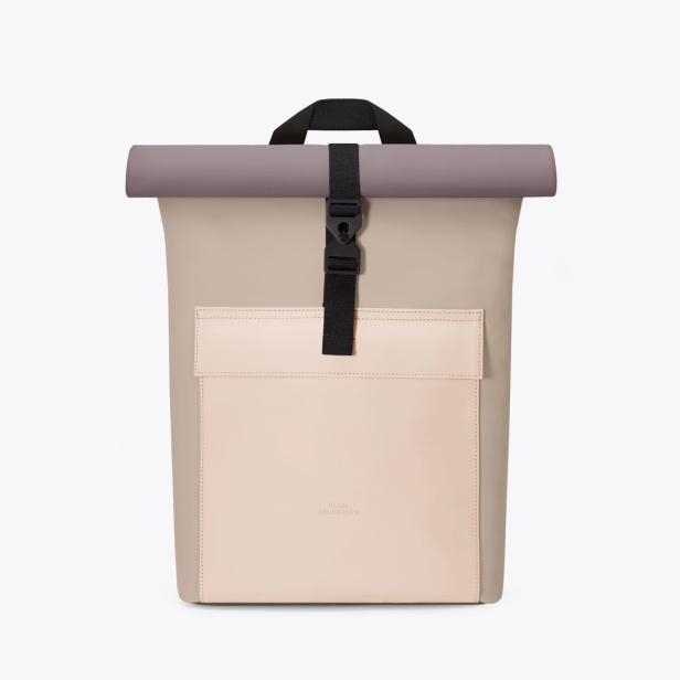Ein beiger Ucon Acrobatics Rucksack mit Rolltop und schwarzem Verschluss.