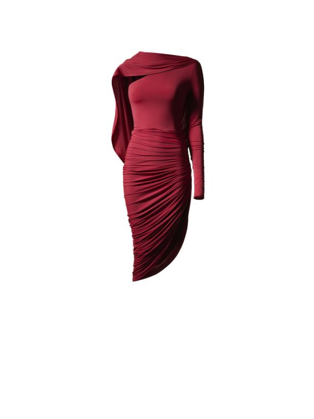Ein rotes, drapiertes Kleid mit einem Ärmel vor einem weißen Hintergrund.