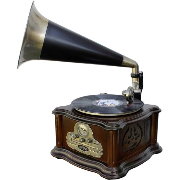 Ein Grammophon mit Schallplatte und großem Trichter steht auf einem Tisch.