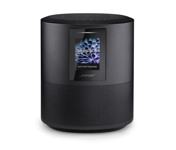 Ein schwarzer Bose Smart Speaker mit dem Titel „Surf Until Daybreak“ auf dem Display.