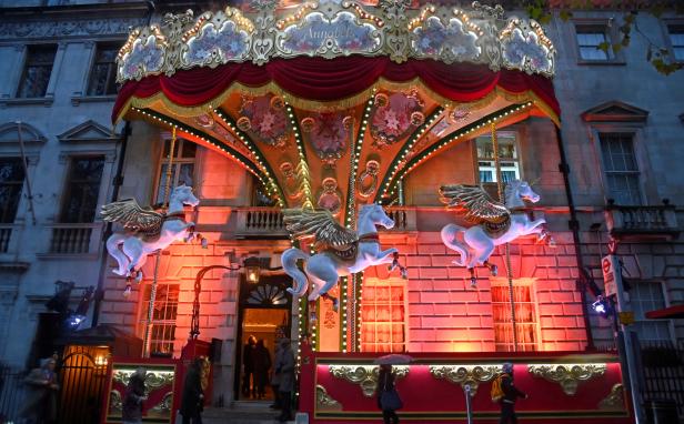 Der Eingang zu Annabel's ist mit einem riesigen Karussel geschmückt. Es sieht aus, als könnte man auf einem Pegasos reiten.