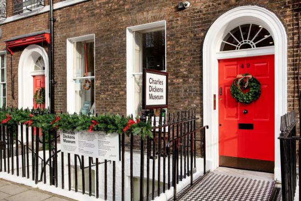 Das Charles Dickens Museum mit roter Tür und weihnachtlicher Dekoration.