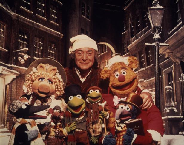 Michael Caine als Scrooge mit den Muppets in „Die Muppets Weihnachtsgeschichte“.