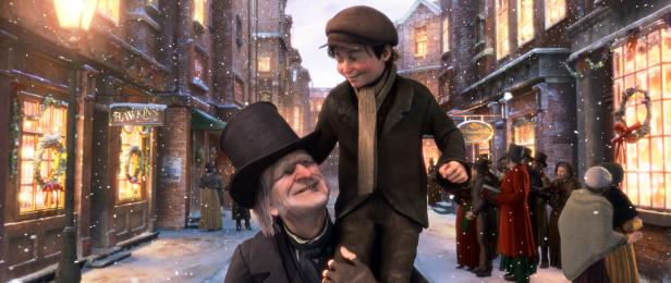 Ebenezer Scrooge trägt Tiny Tim auf seinen Schultern in einer verschneiten Straße.