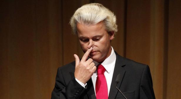 Geert Wilders mit dem Finger an der Nase während einer Rede.