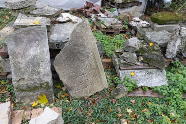 Zertrümmerte Grabsteine am Friedhof