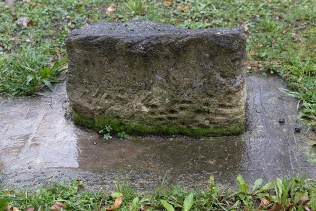 Der älteste erhaltene Grabstein am Friedhof ist aus dem Jahr 1540