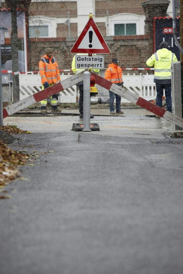 WIEN: WASSERROHR IN WIEN-OTTAKRING GEPLATZT - GROSSE SCHÄDEN AM FLÖTZERSTEIG