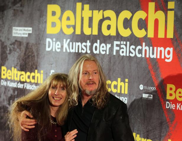 Wolfgang Beltracchi und seine Frau vor einem Plakat für den Film „Beltracchi – Die Kunst der Fälschung“.