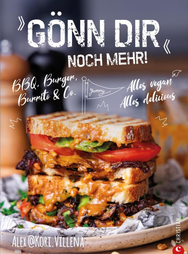 Ein hoher, gestapelter, veganer Sandwich mit BBQ-, Burger- und Burrito-Elementen.