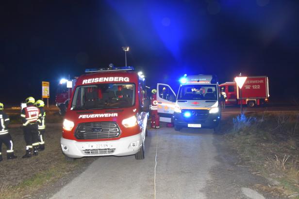 Frau unter Traktor eingeklemmt: Feuerwehrkommandant als Ersthelfer