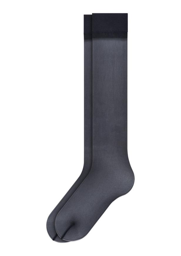 Ein Paar graue, knielange Socken auf einem weißen Hintergrund.