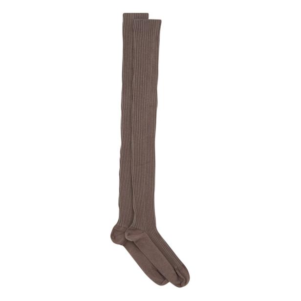 Ein Paar lange, gerippte, braune Socken.