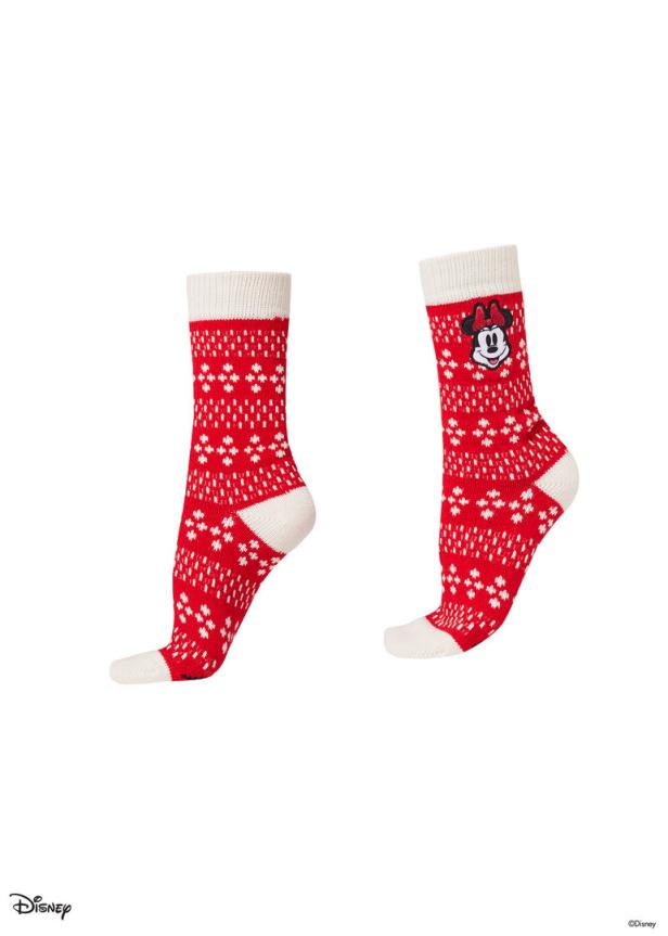 Zwei rote Socken mit weißem Muster, eine davon mit Minnie Maus-Motiv.