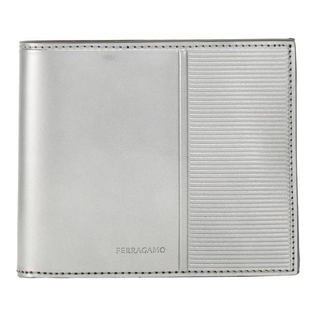Ein silbernes Ferragamo-Portemonnaie mit horizontalen Linien auf der rechten Seite.