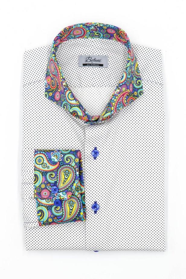 Ein weißes Hemd mit schwarzen Punkten und einem farbenfrohen Paisley-Muster an Kragen und Manschetten.